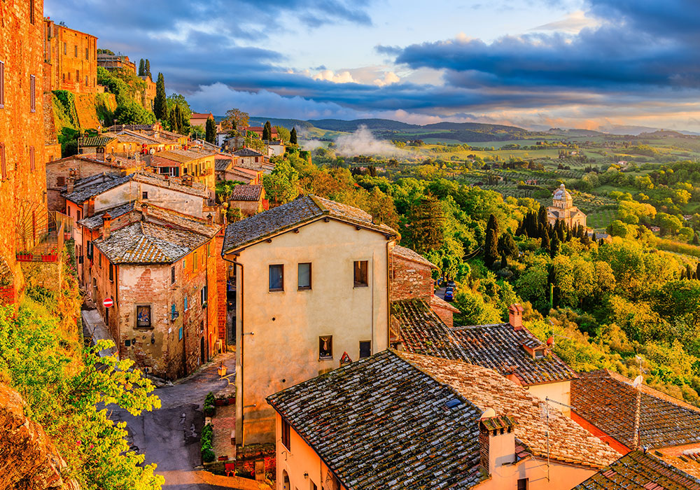 몬테풀치아노 마을과 포도밭 전경